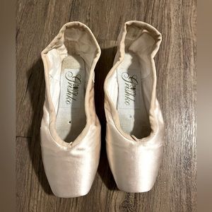 Grishko Pointe Shoes size: 5 XX H basically new